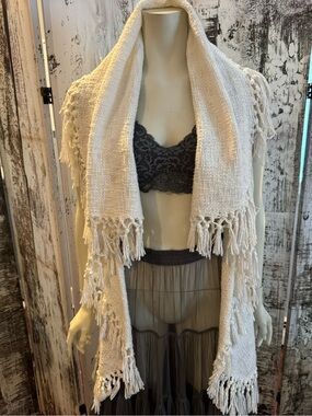 NWOT unworn cotton fringed shawl OSFA. LOVELY!